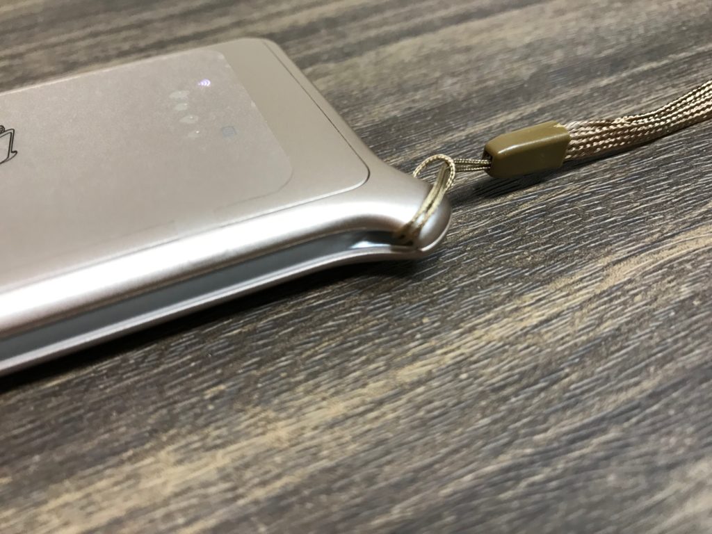 どんなときもWiFiのルーターにストラップを通したところ