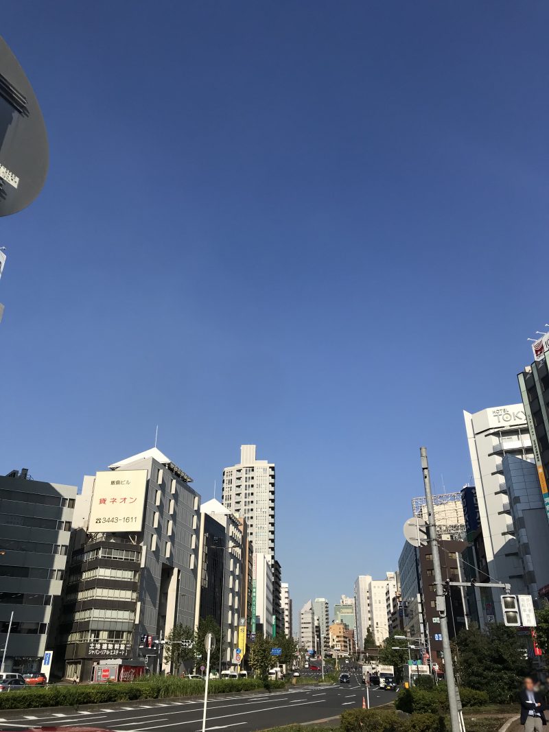 秋晴れの五反田駅前