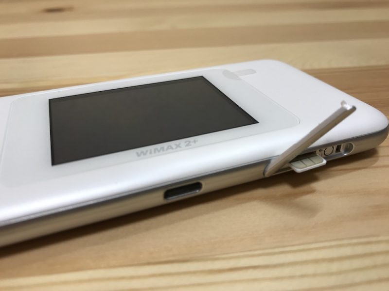 WiMAX W06へのSIMカード挿入