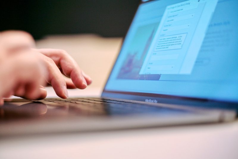 バッテリーは大容量の4,000mAh