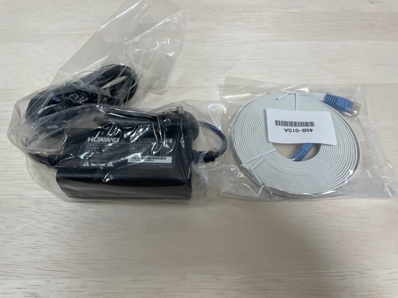 付属品のACアダプターとLANケーブル