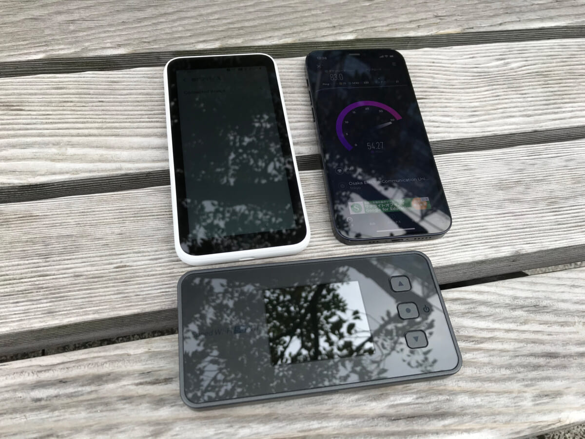 公園でWiMAXルーターの速度を測定している様子