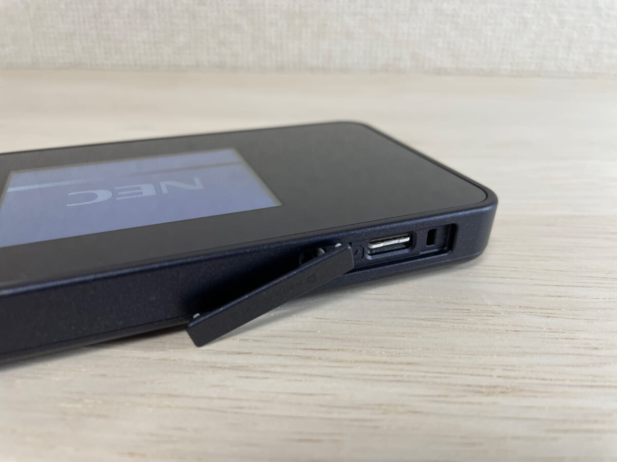 Speed Wi-Fi 5G X12SIMカードスロット