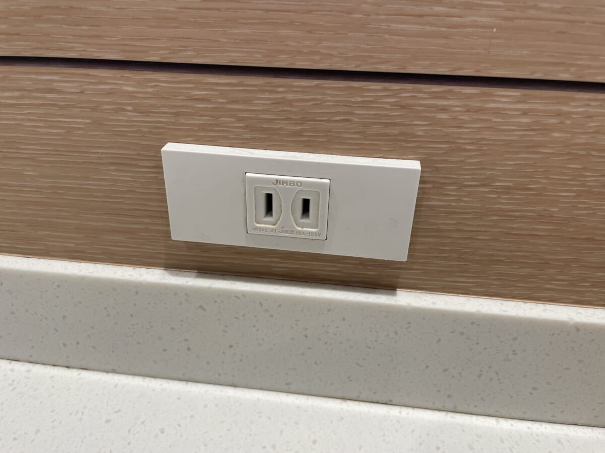 座席備付の電源コンセント