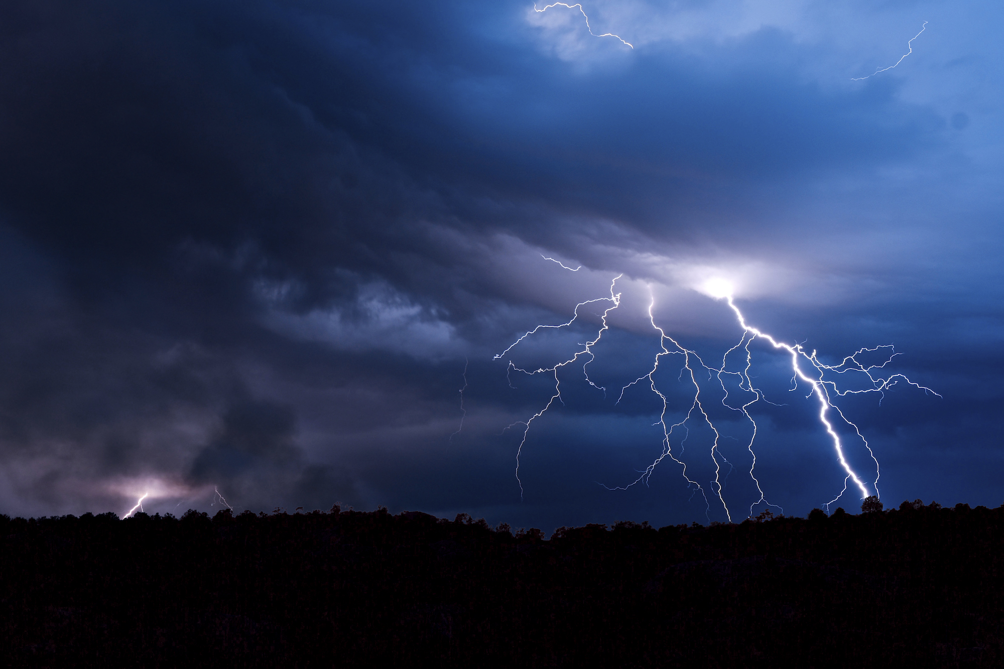 雷サージとは？光回線の機器にどのような影響があるの？